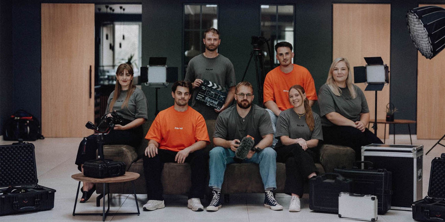 Das Team von Found Studios: sieben Leute mit Kamera, Filmklappe, Mikrofon und Lichttechnik im Studio