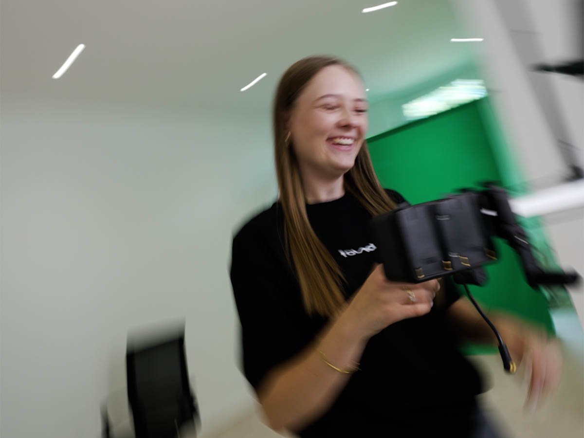 Leni von Found Studios lacht mit einem Kamera-Rig in der Hand