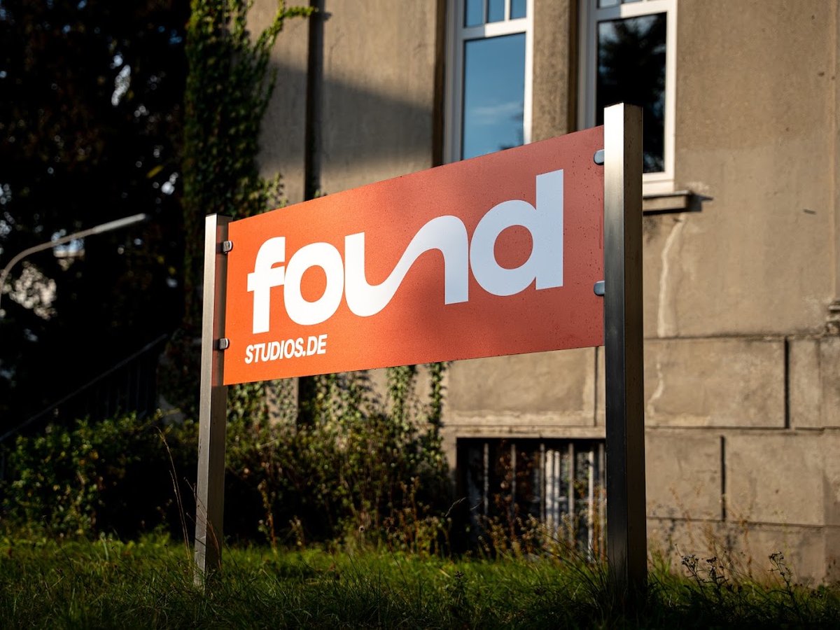 Found-Studios-Schild vor dem neuen Büro in der Wilhelmstraße 4 in Bramsche