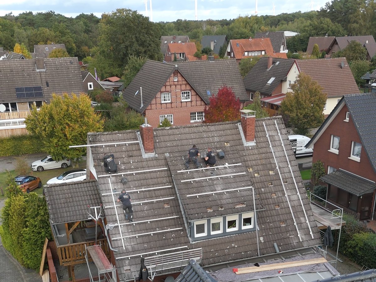Drohnenaufnahme von Found Studios: Luftbild einer Dachmontage in einem Wohngebiet