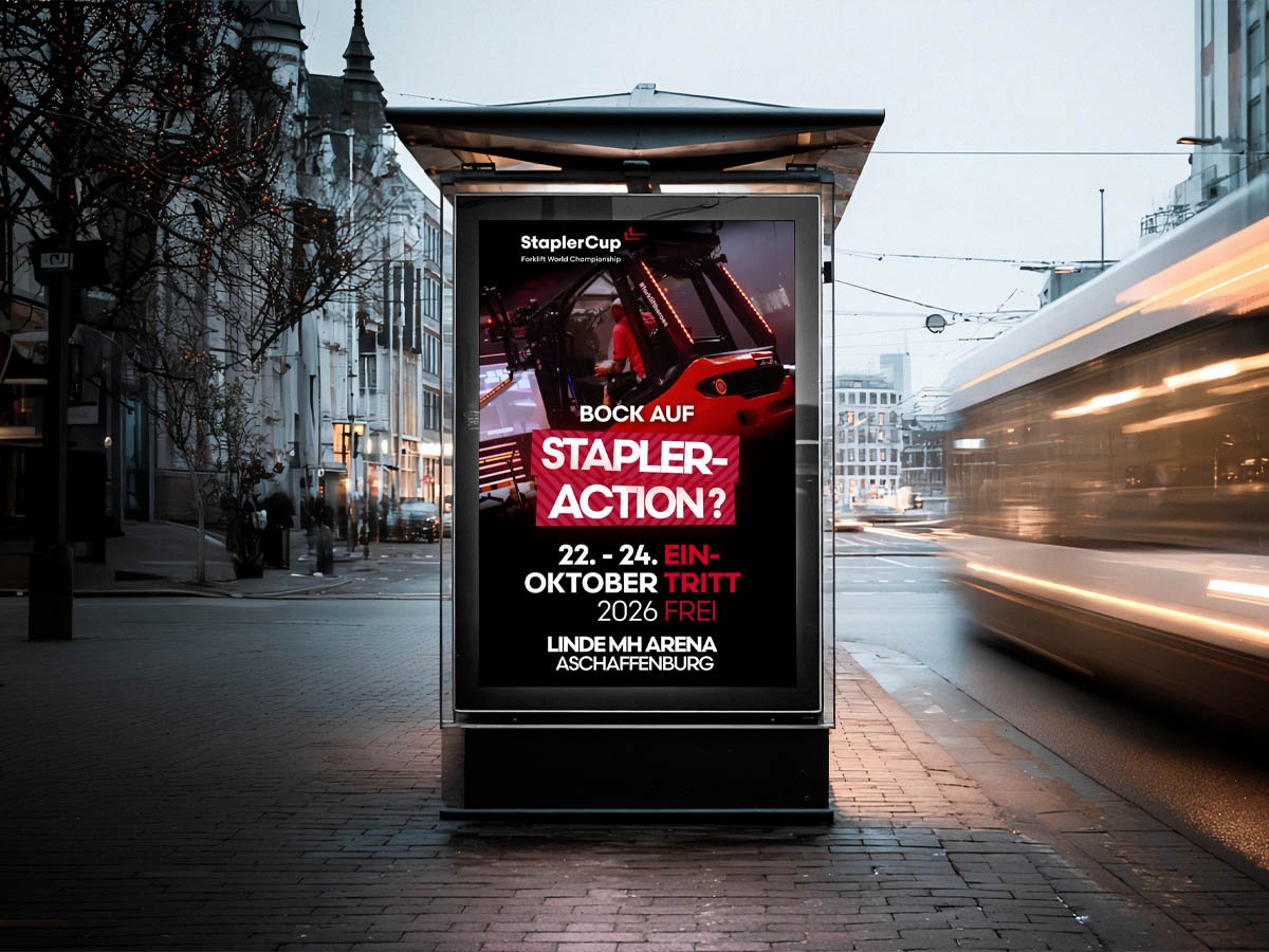 DOOH-Kampagne für den StaplerCup: digitales Ströer-Citylight an einer Haltestelle in der Innenstadt von Aschaffenburg