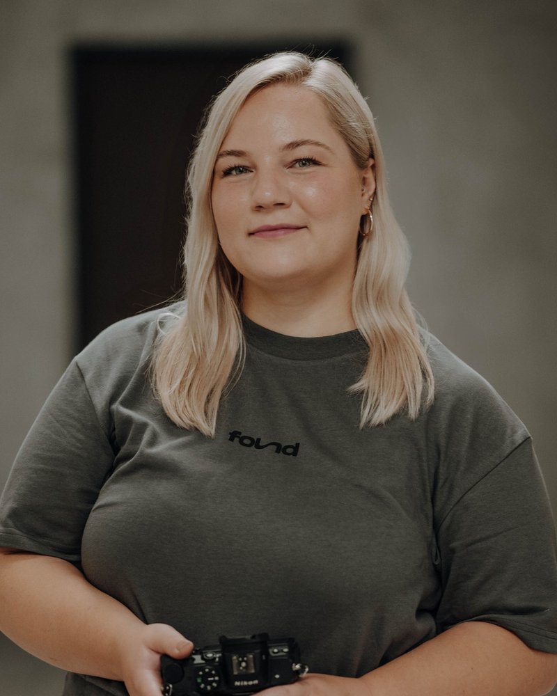 Anna, Fotoexpertin im Support-Team von Found Studios mit Kamera