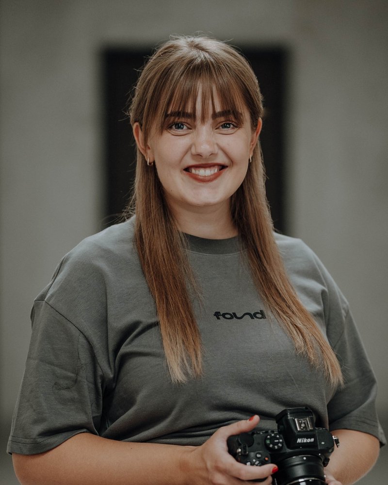 Jonalyn, Fotoexpertin im Support-Team von Found Studios mit Kamera