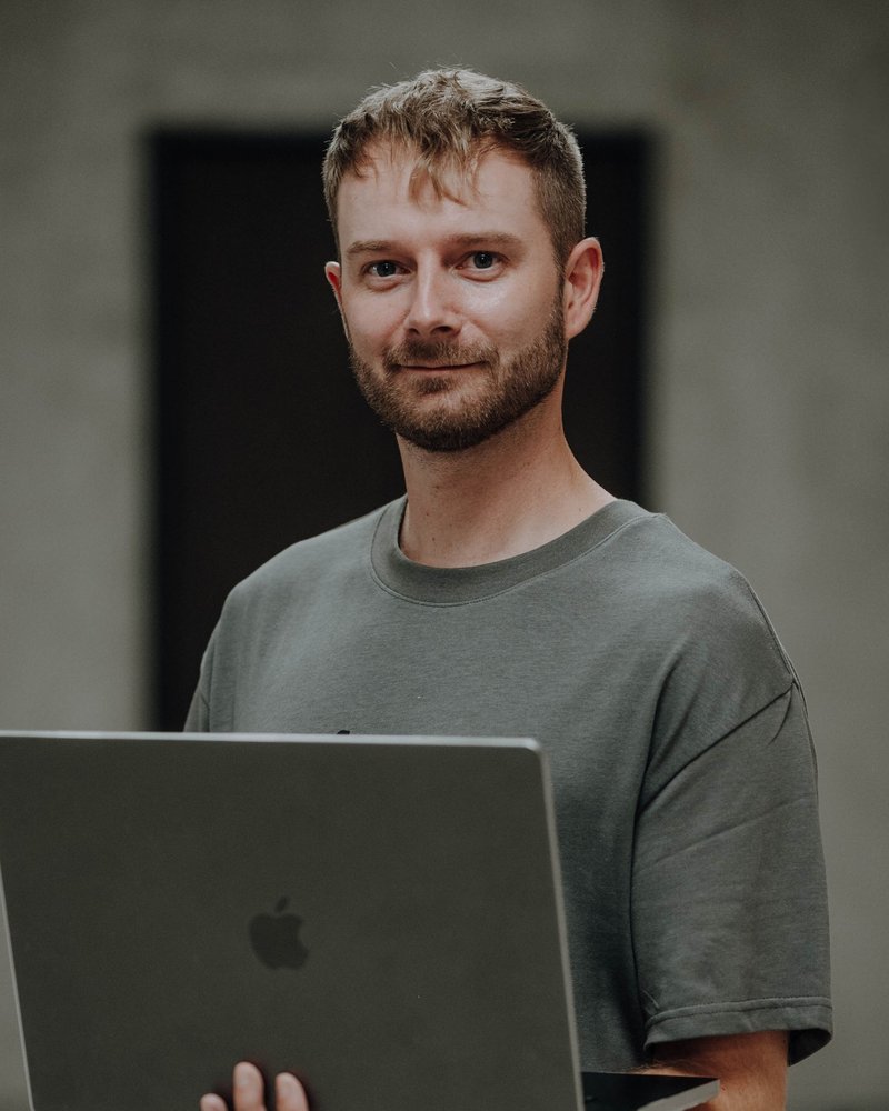 Maik, IT-Experte im Support-Team von Found Studios mit Laptop